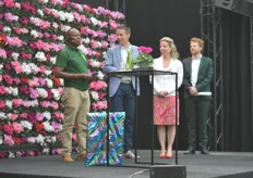 Except here in Wilp, Schoneveld has a production location in Tanzania. On behalf of the employees there, Akson said a few words and offers Peter and Daniëlle a gift. There are two paintings in the package - and they will undoubtedly get a nice place in the new company.